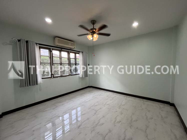 House with Shared Pool in Srinakarin 